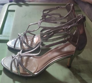 Zapatos de tacón plateados