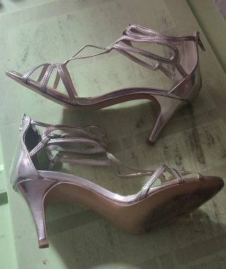 Zapatos de tacón plateados