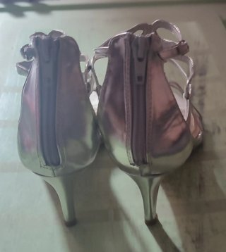 Zapatos de tacón plateados