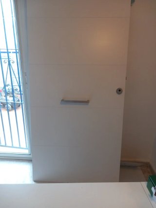 Puerta de entrada blanca moderna,madera lacada