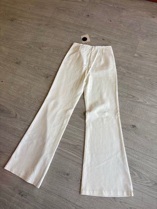 Pantalones blancos acampanados