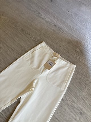 Pantalones blancos acampanados