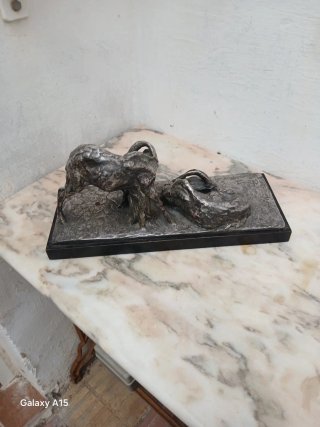 Escultura antigua de ciervos