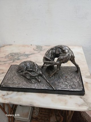 Escultura antigua de ciervos
