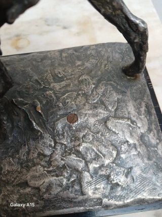 Escultura antigua de ciervos