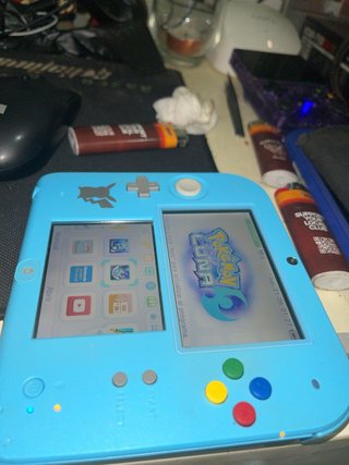 Nintendo 2DS Azul con 2 juegos Pokémon