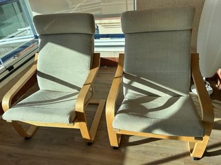 2 Butacas de tela y madera.