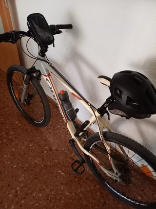 Bicicleta Orbea con casco y bombín