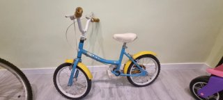 Bicicleta infantil azul y amarilla