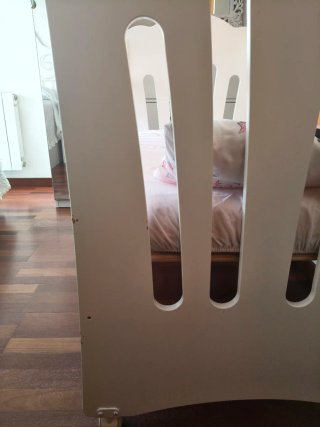 Cuna blanca con corazones rosas