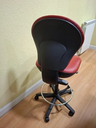 Silla de oficina roja y negra