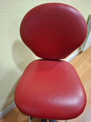Silla de oficina roja y negra