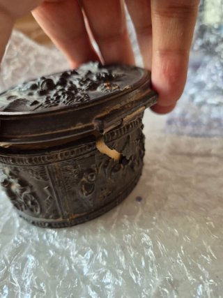 Caja joyero peltre antiguo decorada