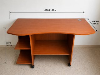 Escritorio de madera marrón