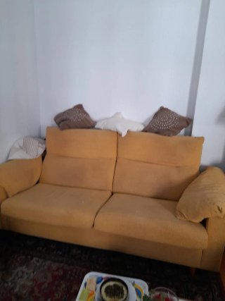 Sofá familiar amarillo de tela
