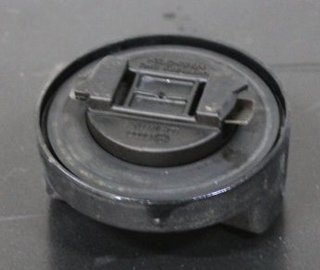 Tapón aceite 06B103485C con logos SEAT y Repsol