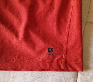 2 pantalones cortos deportivos uno rojos y negro