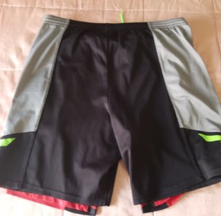 2 pantalones cortos deportivos uno rojos y negro