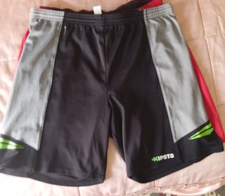 2 pantalones cortos deportivos uno rojos y negro