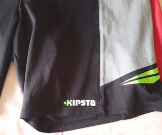 2 pantalones cortos deportivos uno rojos y negro