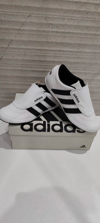 Adidas Tekwen Talla 40 Blancas y Negras