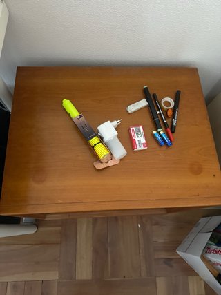 Estantería baja de madera.