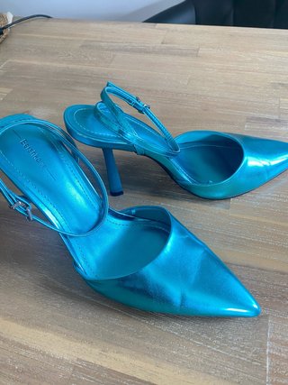 Zapatos Bershka tacón azul metalizado