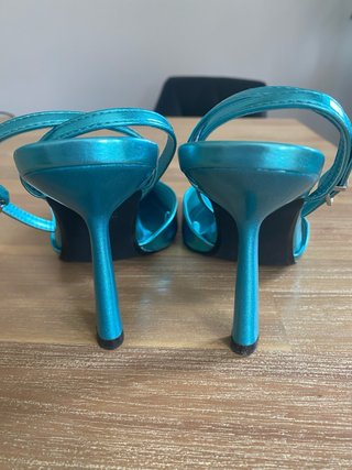 Zapatos Bershka tacón azul metalizado