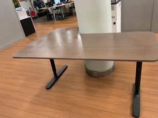 Mesa de oficina grande y robusta
