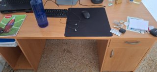 Escritorio de madera y plástico