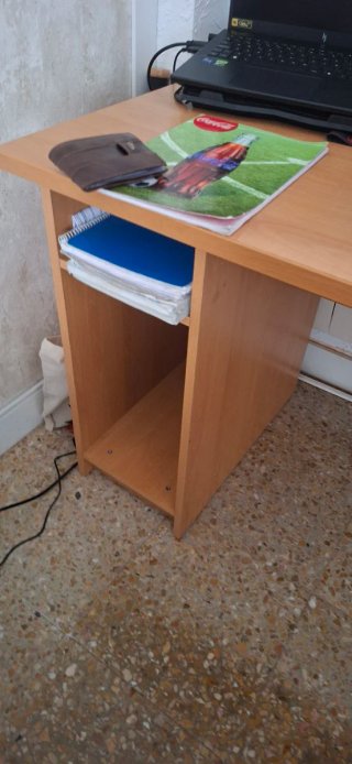Escritorio de madera y plástico