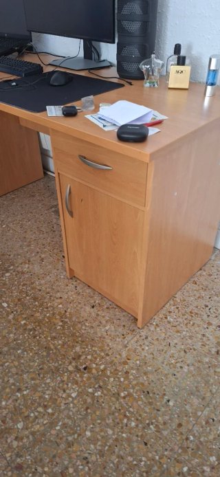 Escritorio de madera y plástico