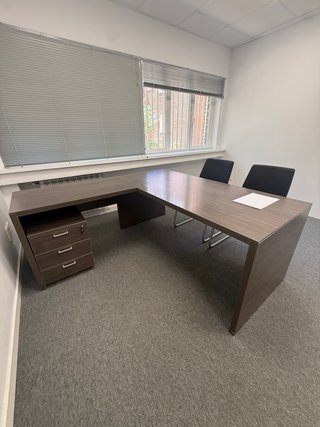 Escritorio Ejecutivo Madera i/ sillas y mueble