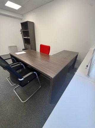 Escritorio Ejecutivo Madera i/ sillas y mueble