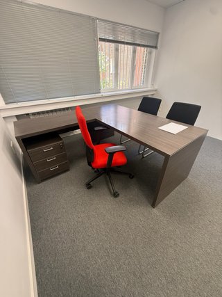 Escritorio Ejecutivo Madera i/ sillas y mueble