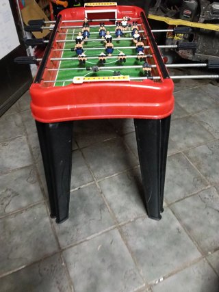 Futbolín de mesa rojo