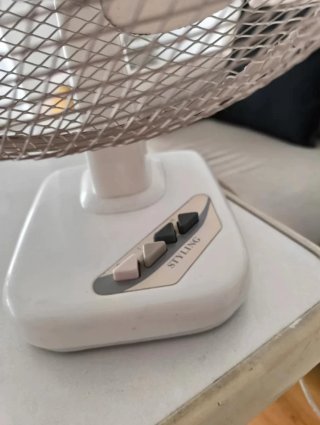 Ventilador de mesa plateado y blanco