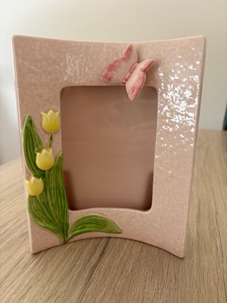 Marco de fotos rosa con mariposa y tulipanes