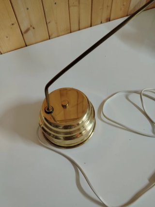Lámpara de mesa dorada de metal