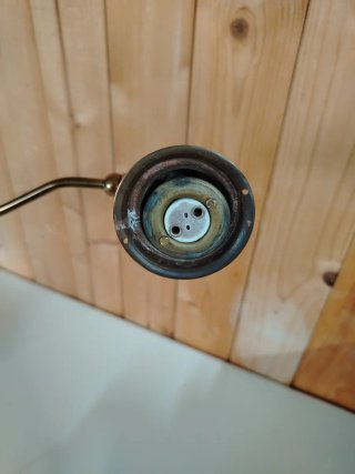 Lámpara de mesa dorada de metal