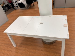 Mesa blanca robusta para oficina o comedor
