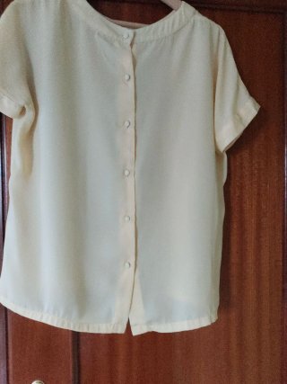 Camisa amarilla con estampado de pájaros