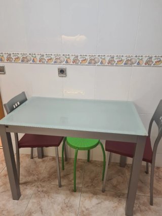 Mesa de cocina cristal y metal con 2 sillas