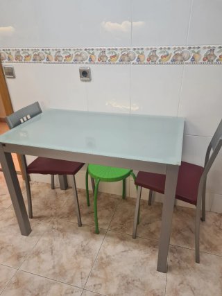 Mesa de cocina cristal y metal con 2 sillas