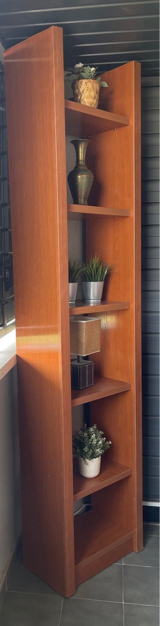 Estantería Roble Elegante y Funcional