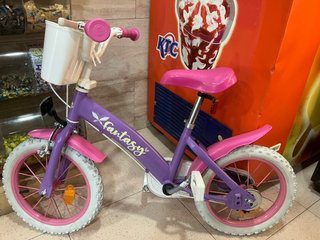 Bicicletta per bambini viola con cestino