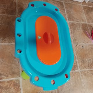 Mesa de arena y agua roja