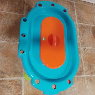 Mesa de arena y agua roja