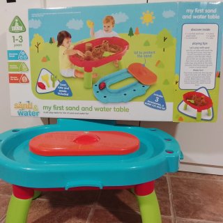 Mesa de arena y agua roja