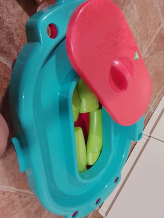 Mesa de arena y agua roja